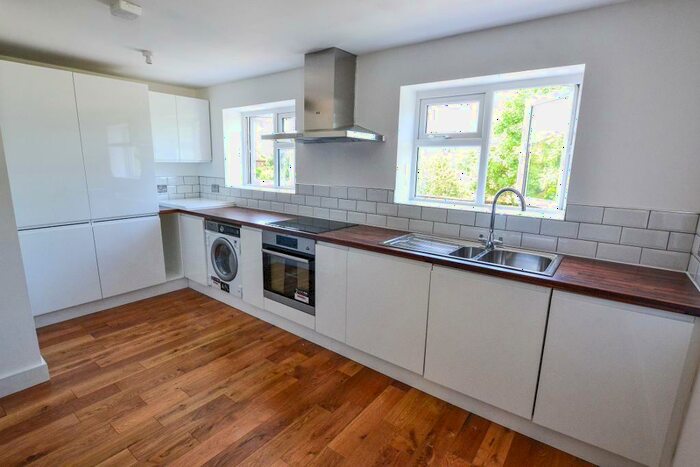 3 Bedroom Flat To Rent In Claremont Road, London, NW2