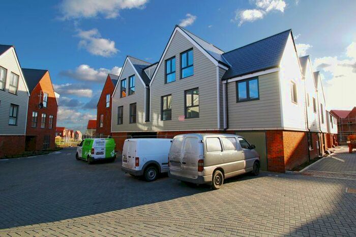 2 Bedroom Flat To Rent In Dakota Drive, Chatham, ME4