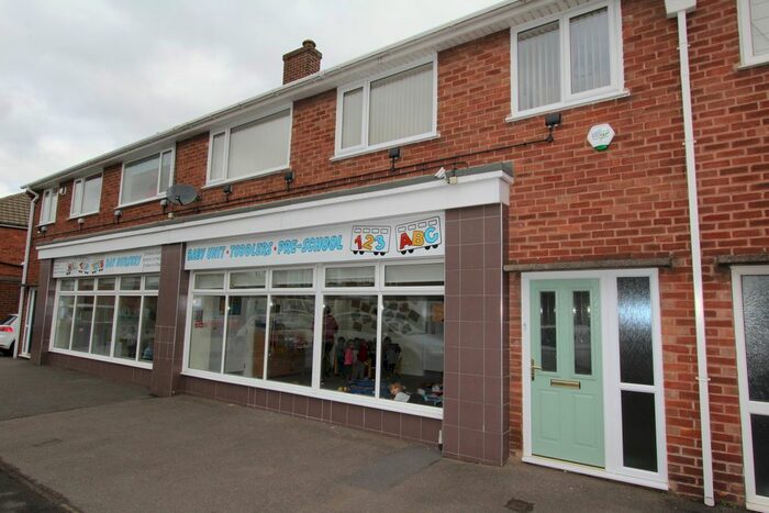 3 Bedroom Flat To Rent In Highfields Road, Dronfield, S18