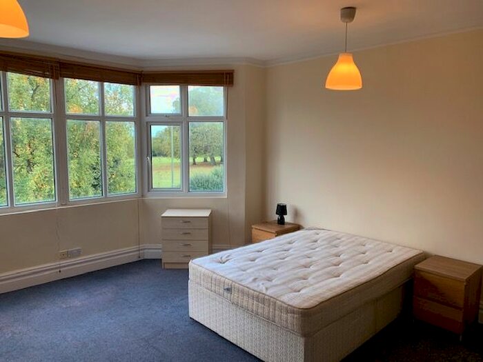 Studio To Rent In Queens Road, Hendon, London, NW4