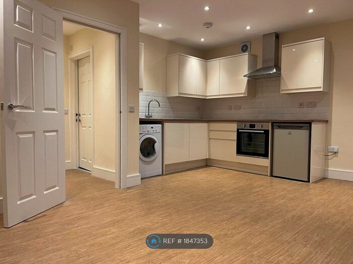 1 Bedroom Flat To Rent In Abbey House, Horsham, RH13