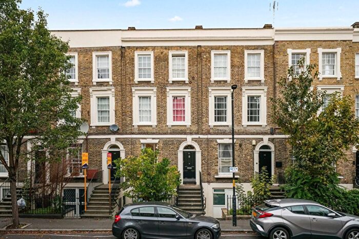 3 Bedroom Flat To Rent In Carter Street, Kennington, London, SE17