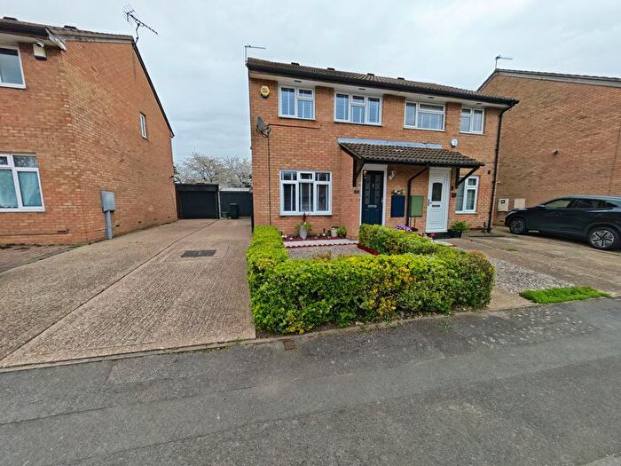 3 Bedroom Semi Detached House For Sale In Triandra Way, Hayes, UB4