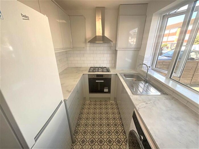2 Bedroom Flat To Rent In Chadwell Avenue, Chadwell Heath, Essex, RM6