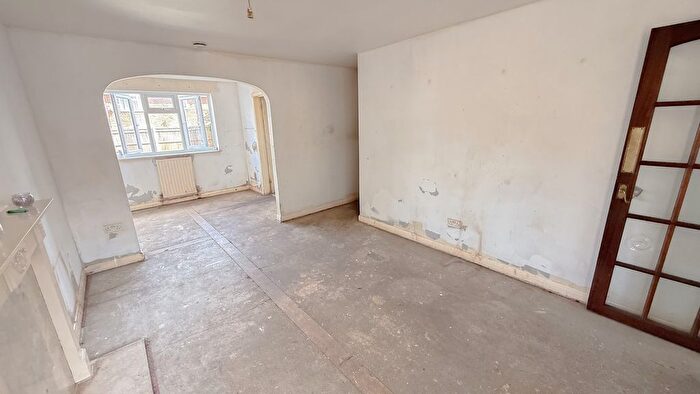 3 Bedroom End Of Terrace House For Sale In Groveside Close, Carshalton, Surrey., SM5