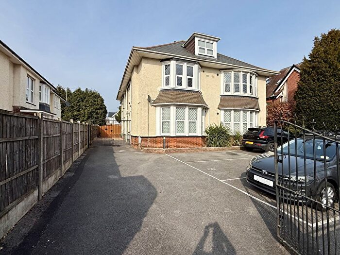 2 Bedroom Flat For Sale In Milton Road, Bournemouth, BH8