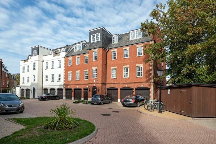 2 Bedroom Flat For Sale In Queens Reach, East Molesey, KT8