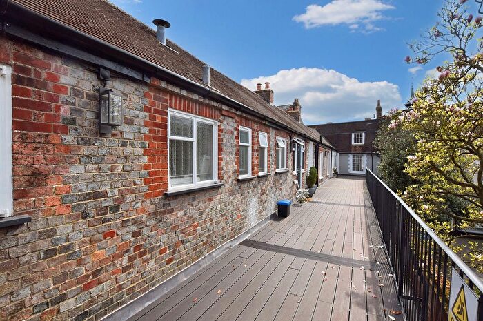 2 Bedroom Flat To Rent In High Street, Thame, OX9