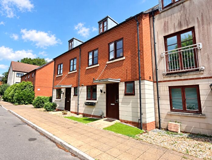 4 Bedroom Terraced House For Sale In Peggs Way, Basingstoke, RG24