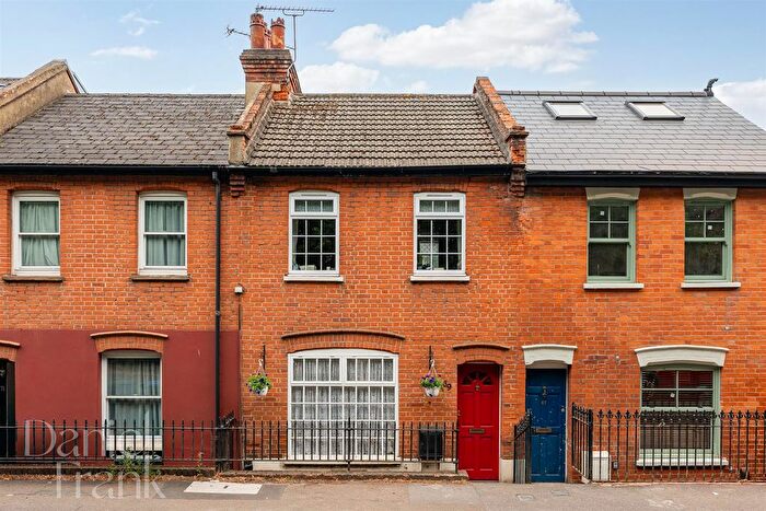 1 Bedroom Terraced House For Sale In High Road, Loughton, IG10
