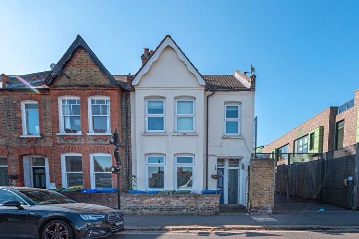 2 Bedroom Flat For Sale In Inverton Road, Nunhead, London, SE15