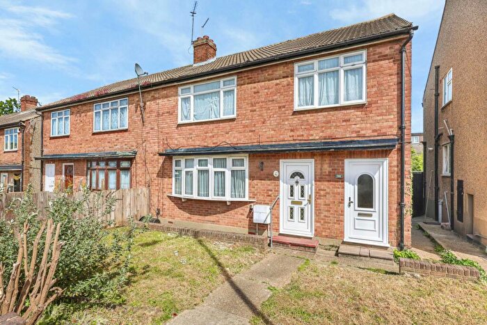 2 Bedroom Maisonette For Sale In Fencepiece Road, Hainault, IG6