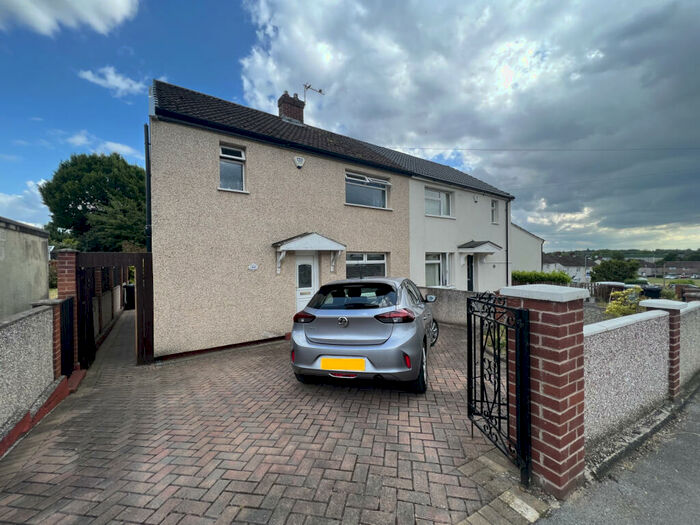 3 Bedroom Semi-Detached House To Rent In The Drive, Kippax, LS25