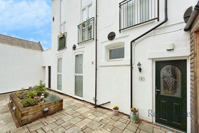 2 Bedroom Flat For Sale In New Lane, Selby, North Yorkshire, YO8