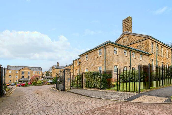 2 Bedroom Flat To Rent In Stoneleigh Court, Leeds, LS17