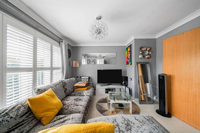 2 Bedroom Flat To Rent In Eastway, Hackney, London, E9
