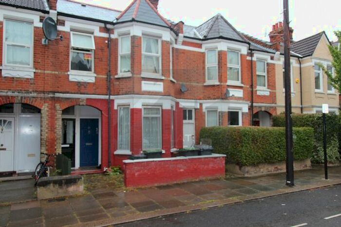 2 Bedroom Maisonette For Sale In Lyndhurst Road, Wood Green, N22
