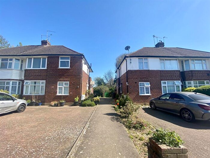 2 Bedroom Maisonette To Rent In Lyndhurst Gardens, Enfield, EN1