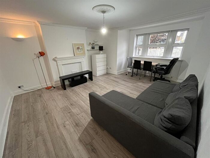 3 Bedroom Apartment To Rent In Queens Drive, Finsbury Park, N4