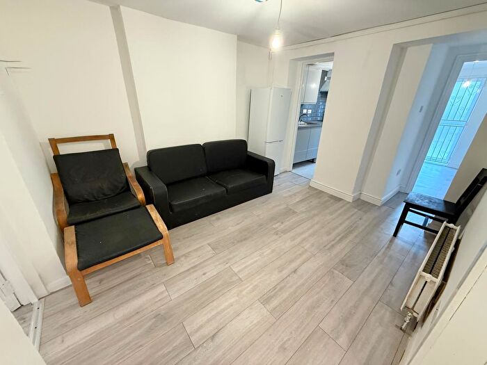 3 Bedroom Flat To Rent In Lewisham Way, London, SE14