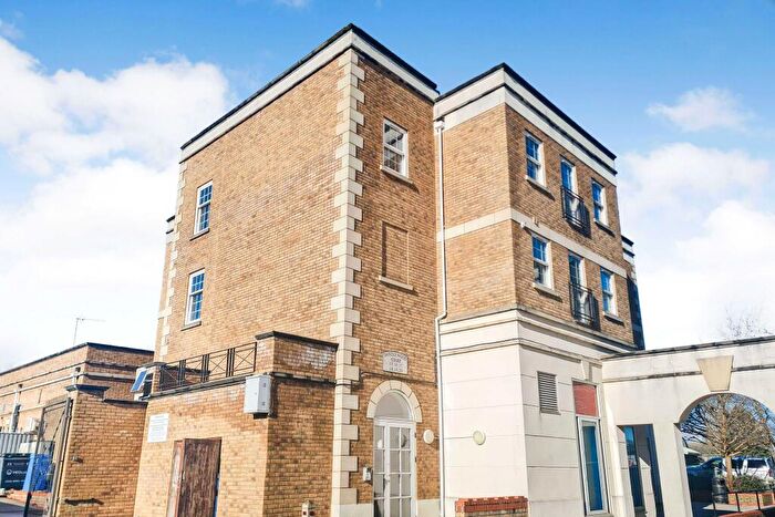 2 Bedroom Flat For Sale In Sandlewood Court, Barming, Maidstone, Kent, ME16