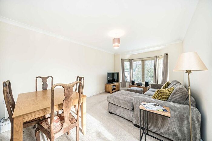 1 Bedroom Flat For Sale In Heathlands Close, Sunbury-On-Thames, TW16