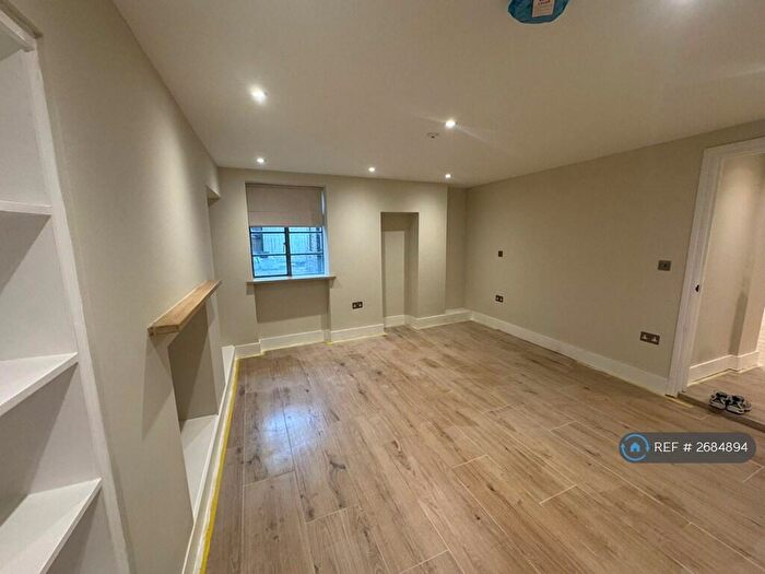 2 Bedroom Flat To Rent In Battersea Park Road, London, SW11