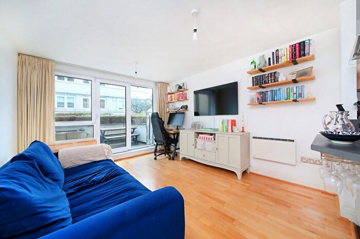 1 Bedroom Flat For Sale In Oyster Wharf, Lombard Road, SW11