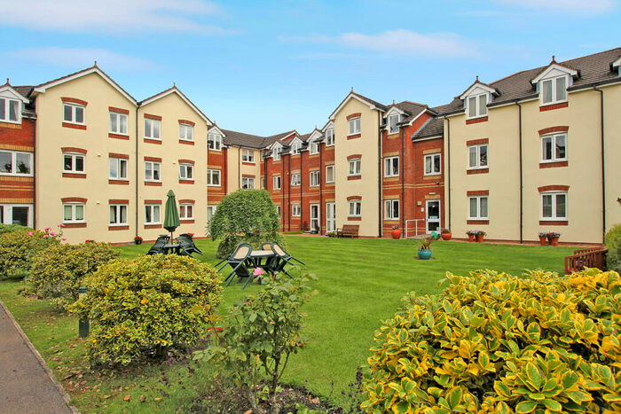 1 Bedroom Apartment For Sale In Willow Court, Ackender Road, Alton, Hampshire, GU34