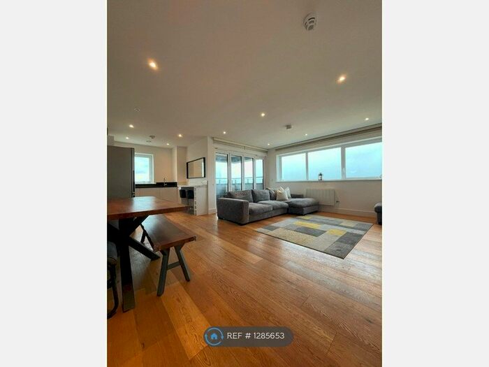 2 Bedroom Flat To Rent In Elstree House, Borehamwood, WD6