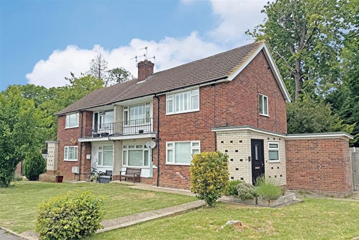 2 Bedroom Maisonette For Sale In Holcon Court, Redhill, RH1