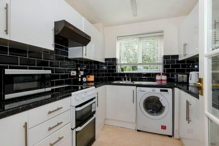 2 Bedroom Maisonette To Rent In Theydon Bois, Epping CM16