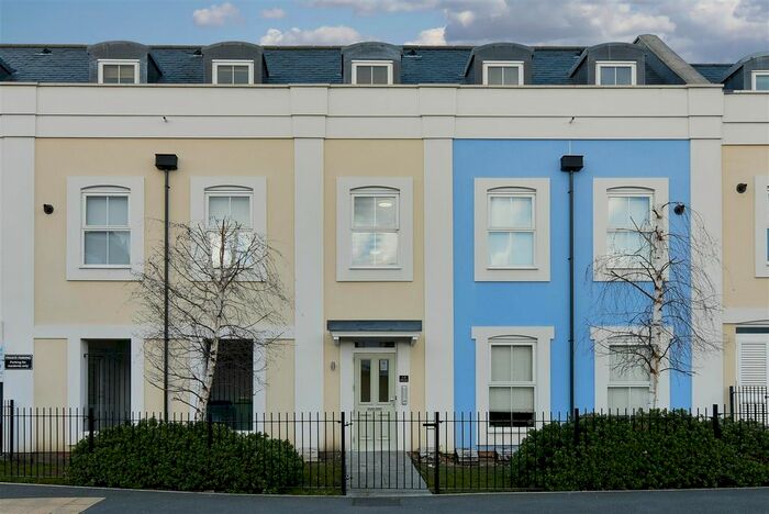 2 Bedroom Flat For Sale In Warren Road, Reigate, RH2