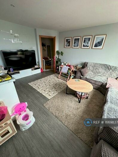 2 Bedroom Flat To Rent In Hollies House, Potters Bar, EN6