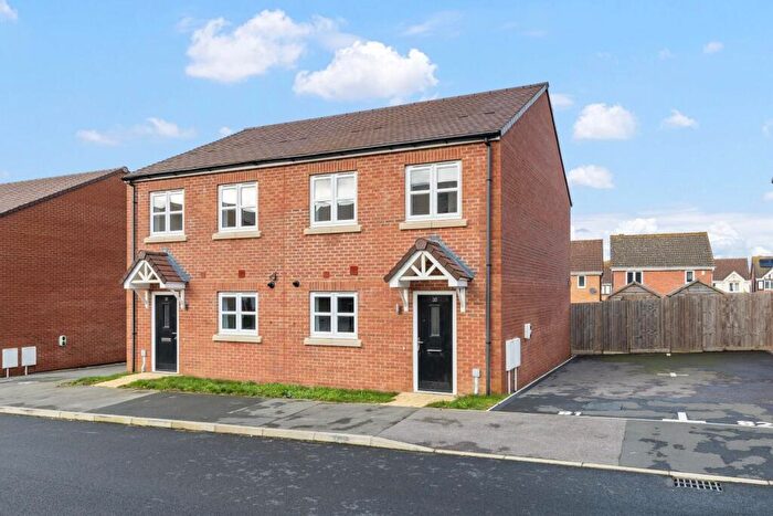 3 Bedroom Semi Detached House For Sale In Greenhouse Close, Buckingham Fields, Northampton, NN4