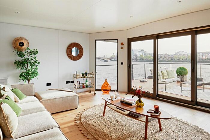 2 Bedroom House Boat To Rent In Cheyne Walk, Chelsea, SW10