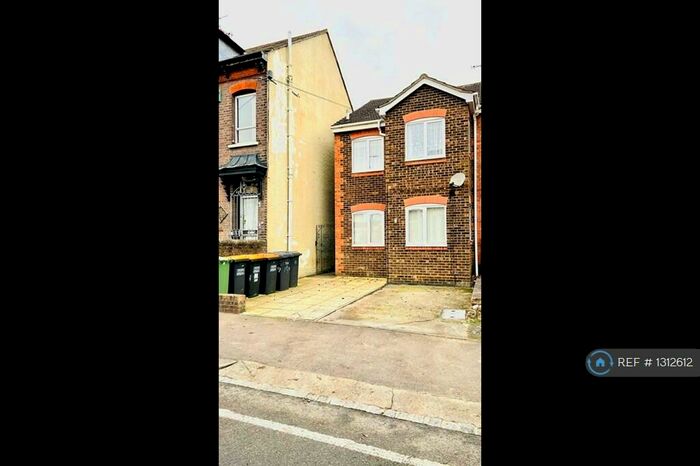 2 Bedroom Maisonette To Rent In Great Northern Road, Dunstable, LU5
