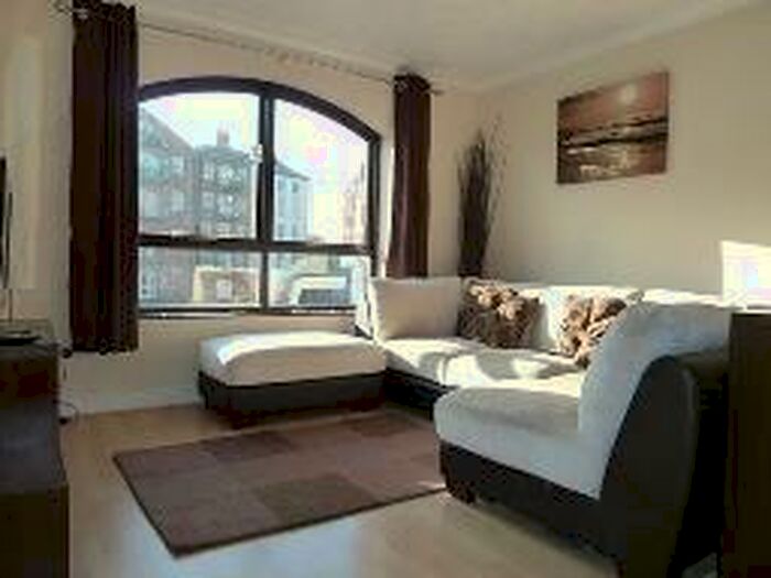 2 Bedroom Flat To Rent In Riverside Court, Leeds, West Yorkshire, Uk, LS1