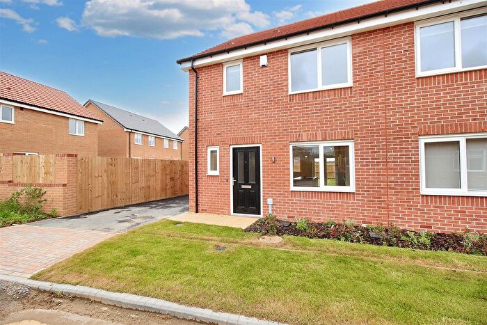 3 Bedroom Semi-Detached House To Rent In Bridges Close, Ferriby Fields, DN33