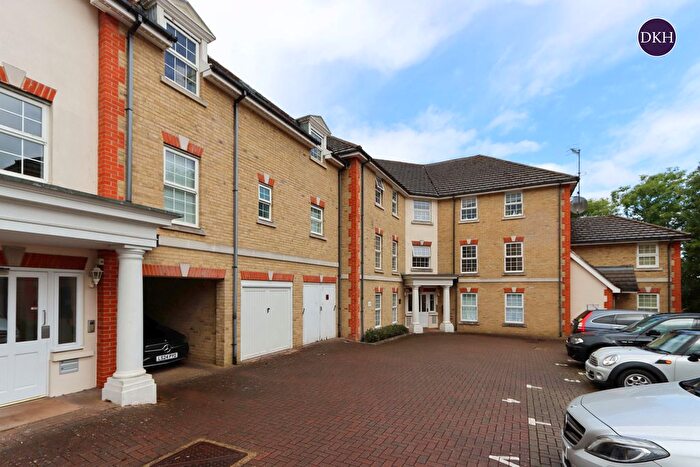 2 Bedroom Flat For Sale In Fuller Close, Bushey, Hertfordshire, WD23