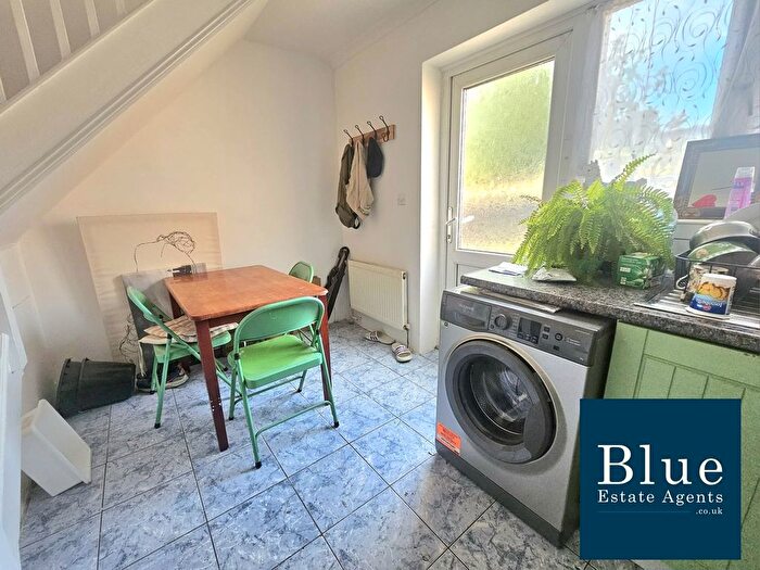 1 Bedroom Flat To Rent In Sutton Square, Hounslow, TW5