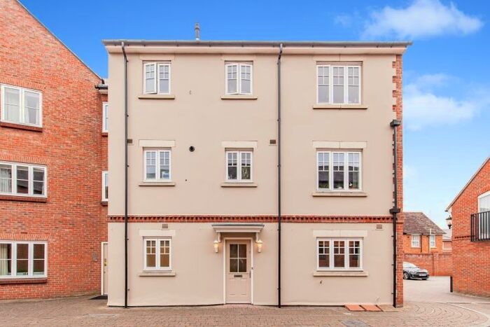 2 Bedroom Flat To Rent In Quakers Court, Abingdon, OX14