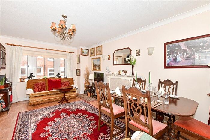 2 Bedroom Flat For Sale In Alma Road, Reigate, Surrey, RH2