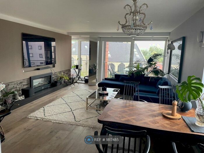 3 Bedroom Flat To Rent In Brentford, London, TW8