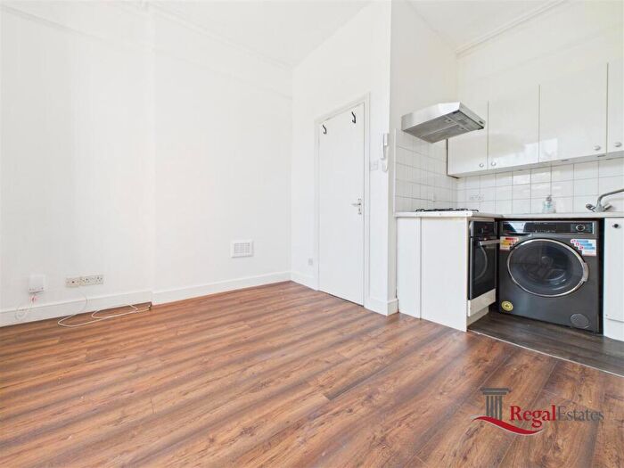 Studio To Rent In Park Avenue, London, NW2
