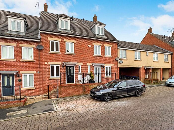 3 Bedroom Terraced House For Sale In Packwood Close, Daventry, NN11