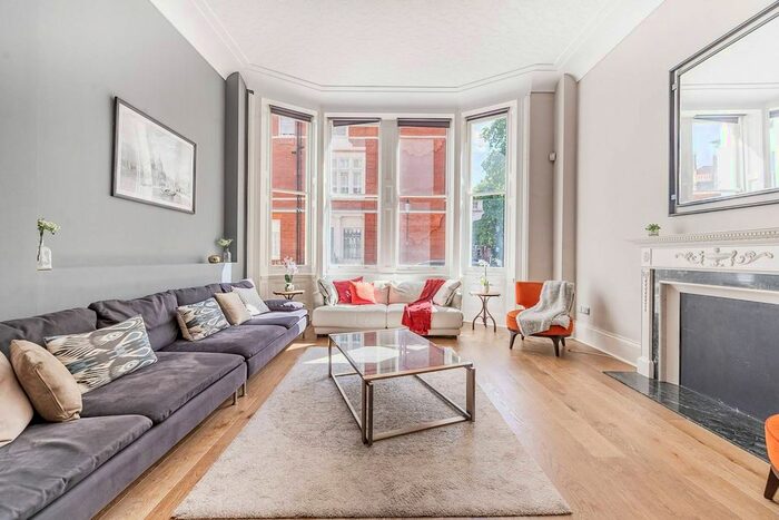 3 Bedroom Maisonette To Rent In Cadogan Square, Chelsea, London, SW1X