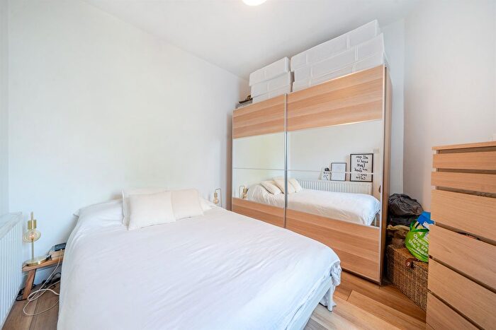 2 Bedroom Flat For Sale In Denmark Road, London, W13