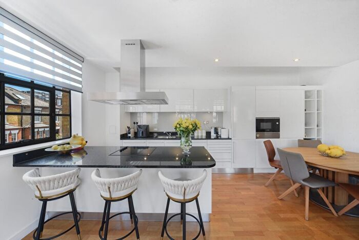 3 Bedroom Flat To Rent In Alexandra Avenue, London, SW11