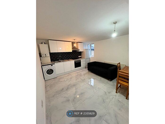 1 Bedroom Flat To Rent In Longley Road, London, SW17